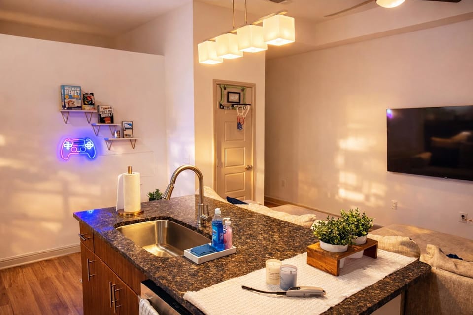 Beautiful Cozy Suite | Gym & Pool | DART Access Apartment in Irving