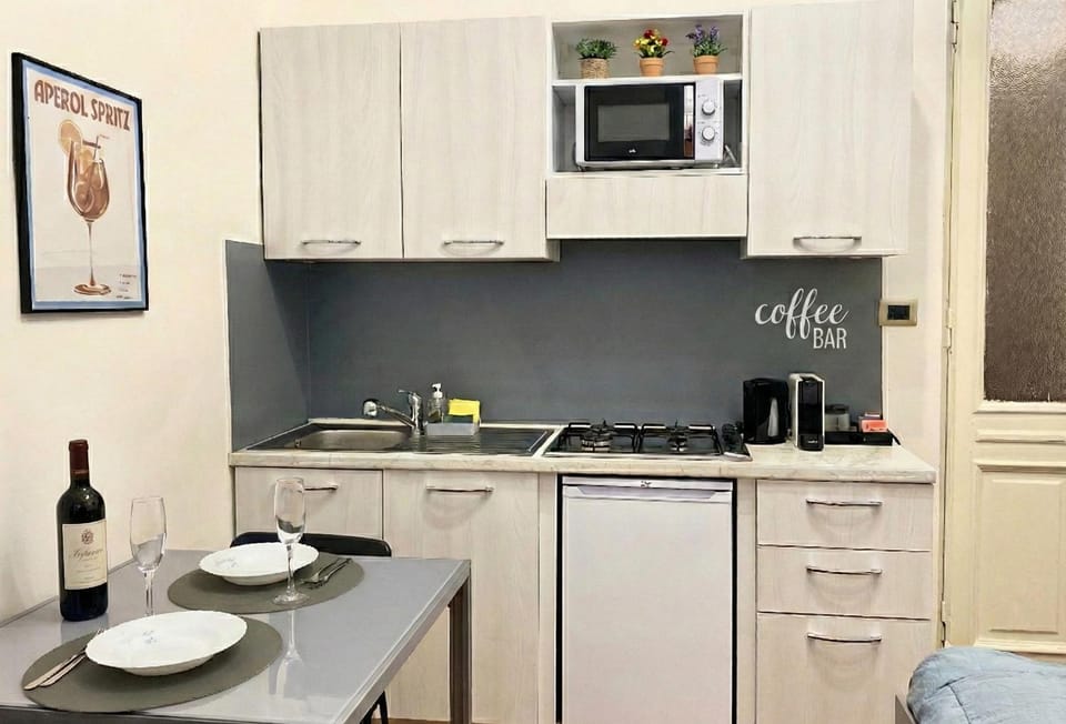 Coffee/tea facilities, Kitchen or kitchenette, Dining area, stove