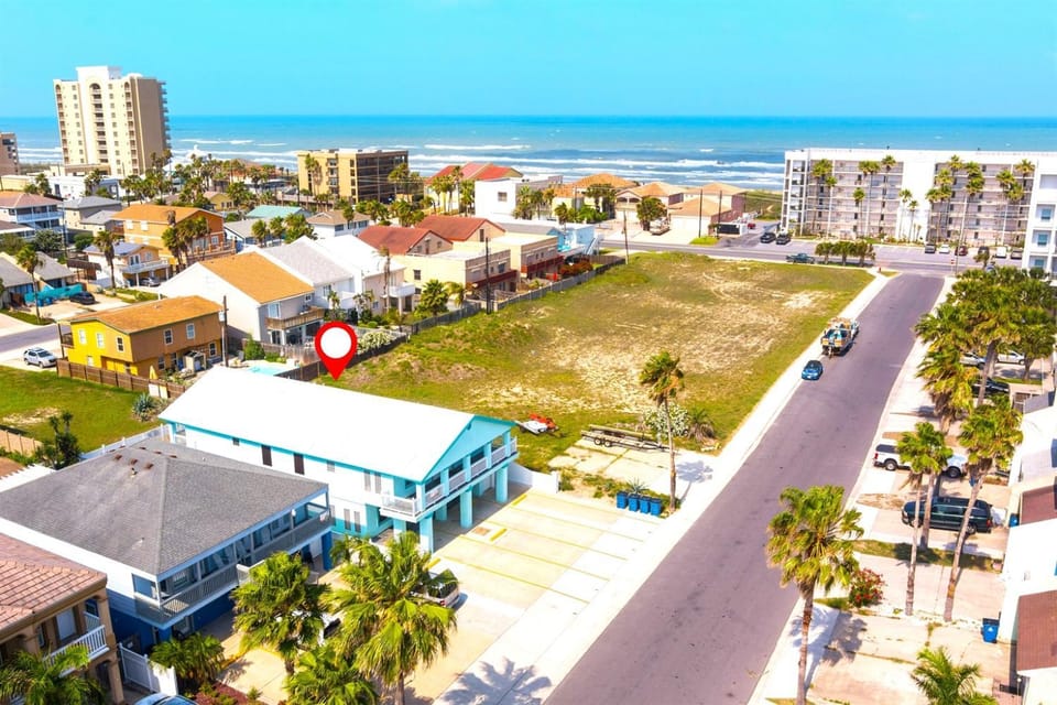Lantana Retreat Sleeps 28 w Private Pool House in South Padre Island