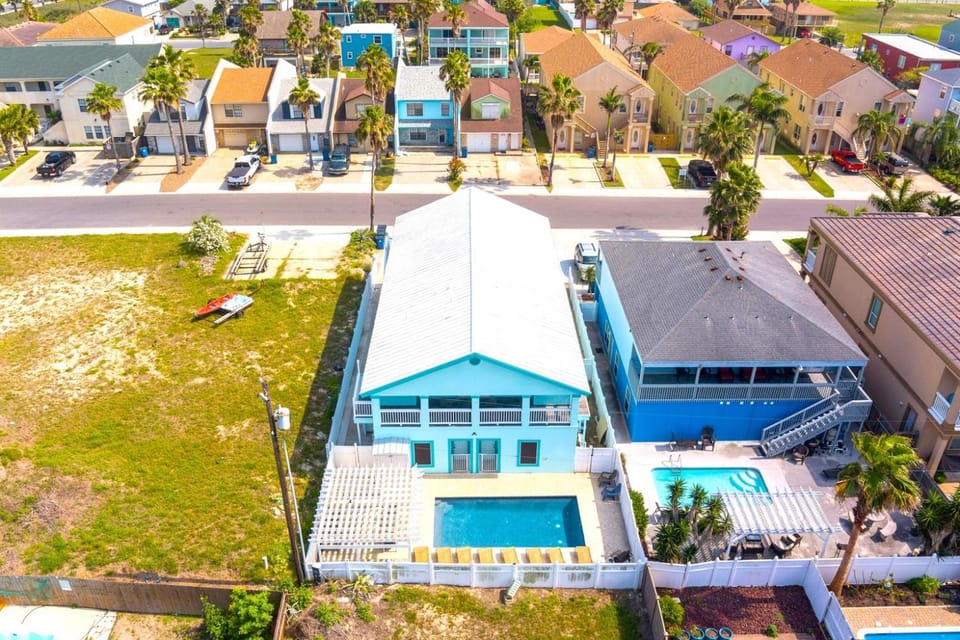 Lantana Retreat Sleeps 28 w Private Pool House in South Padre Island