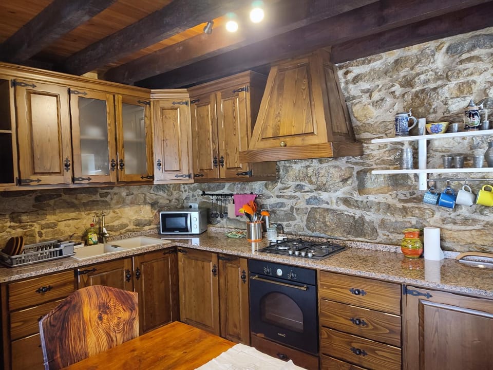 Coffee/tea facilities, Kitchen or kitchenette, oven, stove, toaster