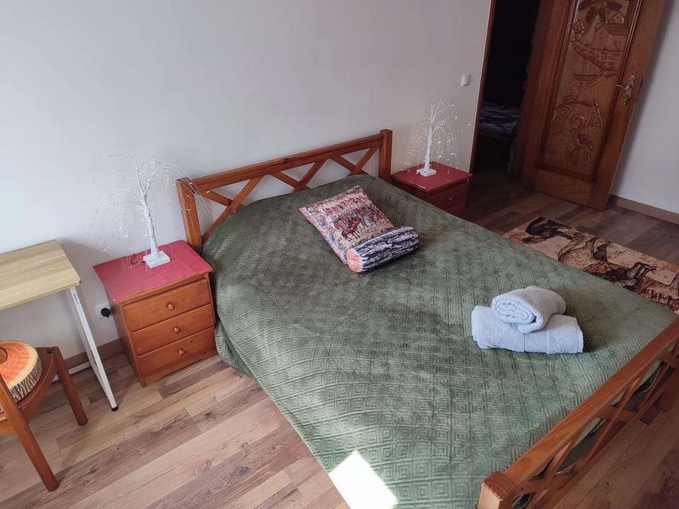 Bed, Photo of the whole room, Bedroom, towels