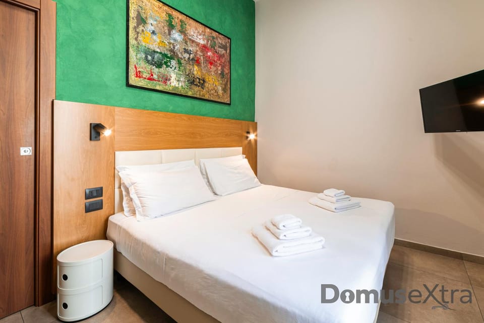 Bed, TV and multimedia, Photo of the whole room, Bedroom, towels