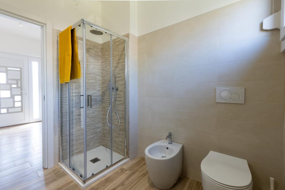 Shower, Toilet, Bathroom, bidet, towels