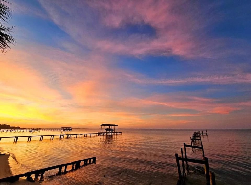 NEW Waterfront Escape - Paddleboards, GYM, Easy Living and Fun-inclusive House in Lake Lorraine