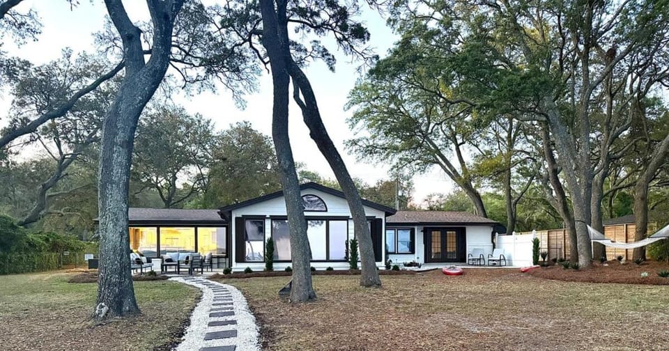 NEW Waterfront Escape - Paddleboards, GYM, Easy Living and Fun-inclusive House in Lake Lorraine