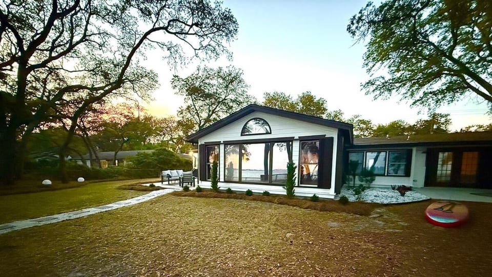 NEW Waterfront Escape - Paddleboards, GYM, Easy Living and Fun-inclusive House in Lake Lorraine