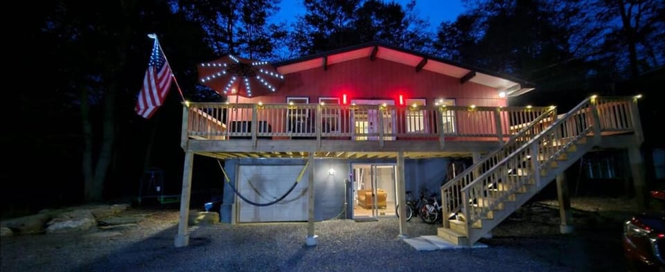 Waterfront view Retreat House in Coolbaugh Township