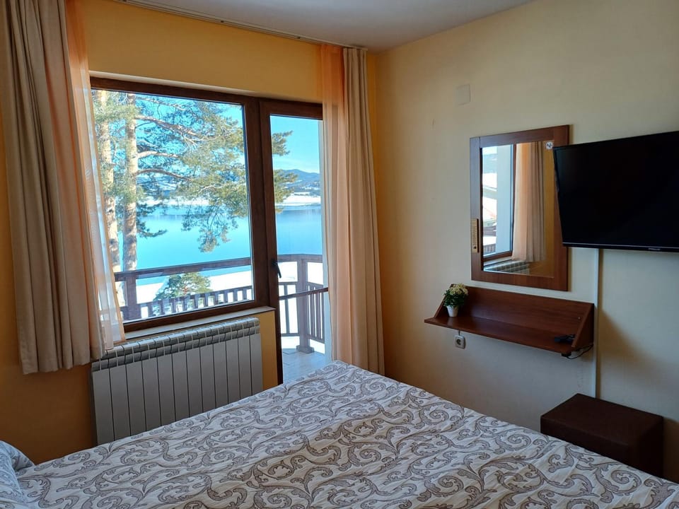 Bed, Natural landscape, TV and multimedia, Bedroom