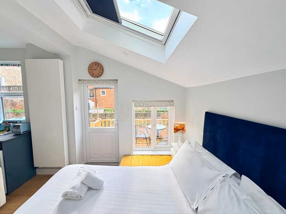 Bed, Photo of the whole room, Bedroom, towels