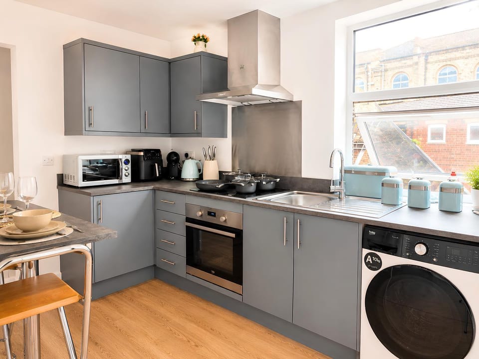 Kitchen or kitchenette, microwave, washing machine