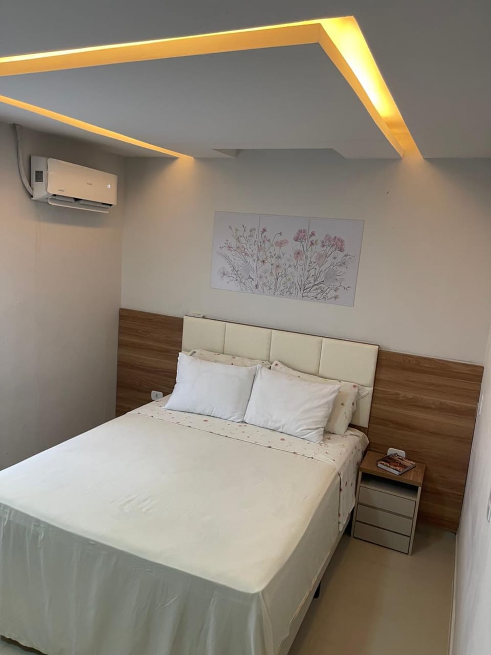 Bed, Photo of the whole room, Bedroom, air conditioner