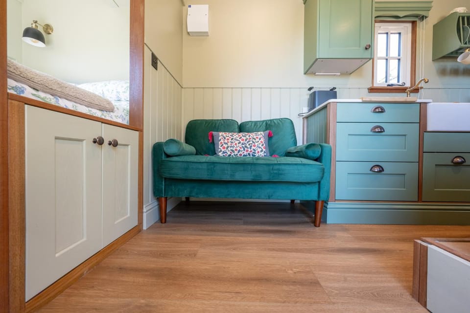 Willows Nest Cosy Shepherds Hut Near Swanage House in Corfe Castle