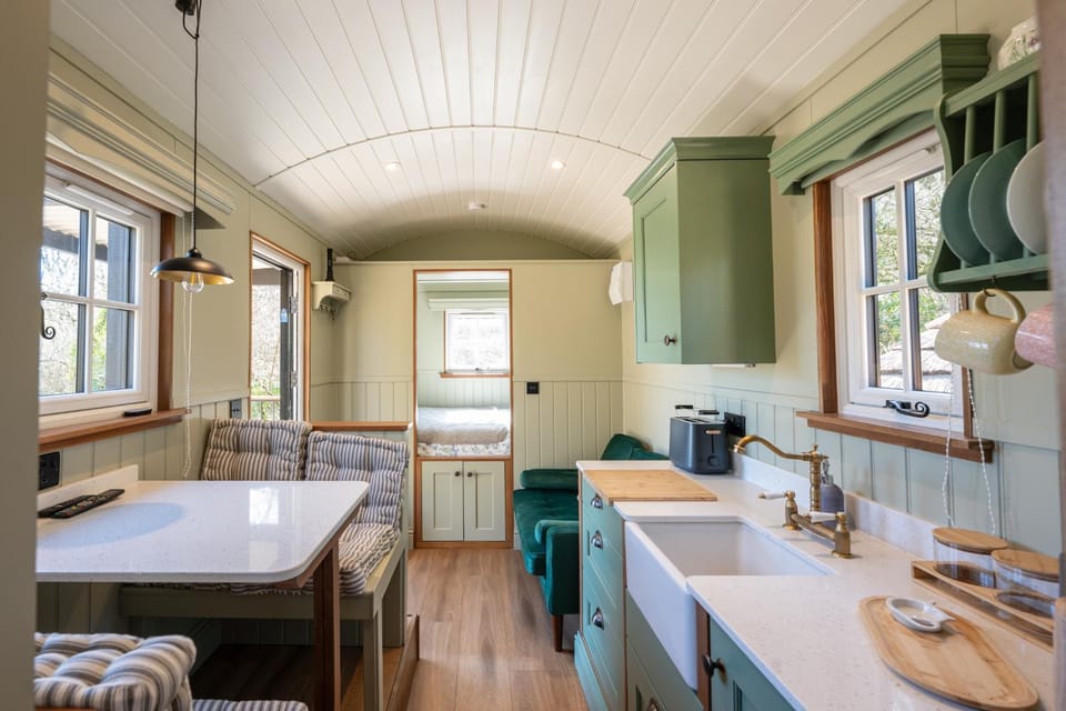 Willows Nest Cosy Shepherds Hut Near Swanage House in Corfe Castle