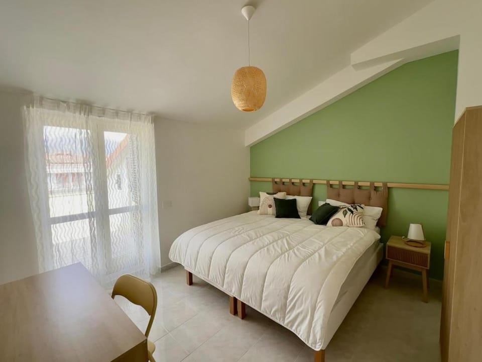 Photo of the whole room, Bedroom