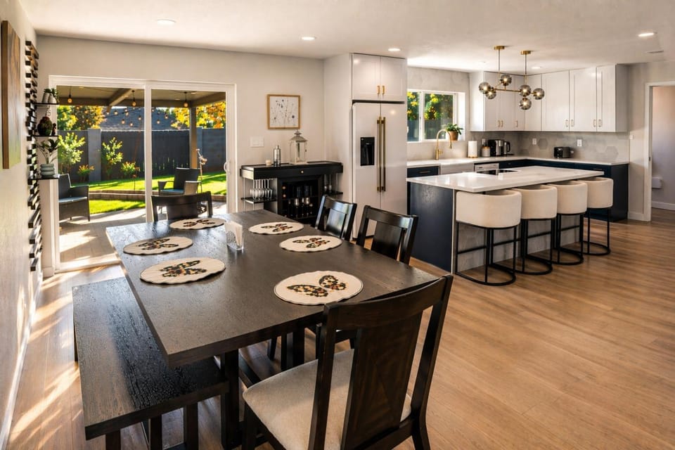 Kitchen or kitchenette, Dining area