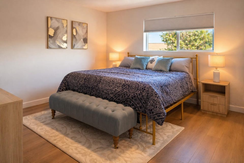 Bed, Photo of the whole room, Bedroom