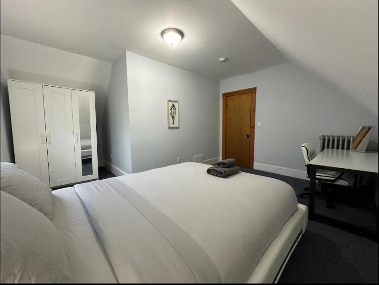 -No55- Lovely Large Room in a House - 10 min to Green Line and Red Line T Stations & Tufts University - Centrally Located at Somerville Boston Vacation rental in Somerville