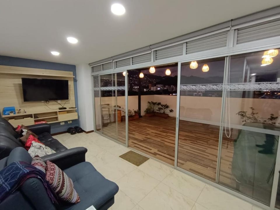Vista al cielo y a las montañas de Medellín Apartment in Medellin