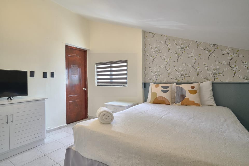 Bed, TV and multimedia, Photo of the whole room, Bedroom