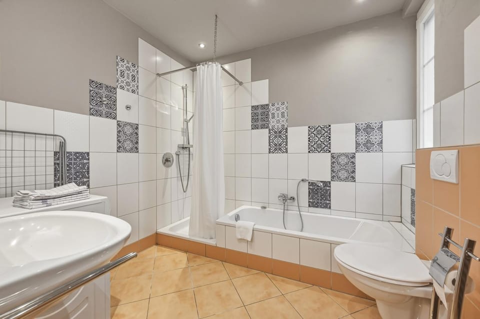 Shower, Toilet, Bathroom, Bath, towels