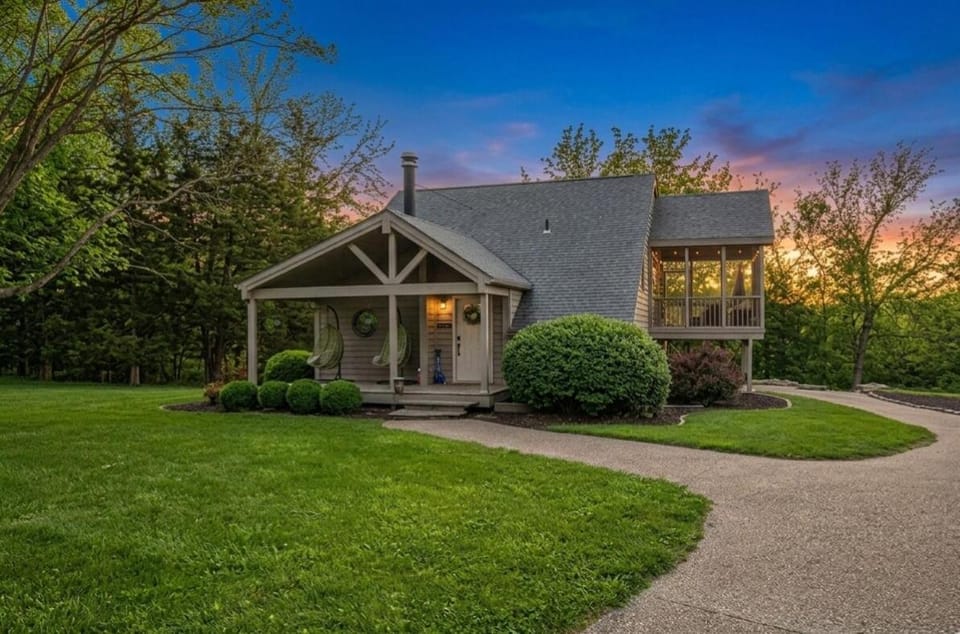 The Galena Glen - Luxe Escape, Sauna!, Hot Tub, Fire Pit, Games House in Iowa
