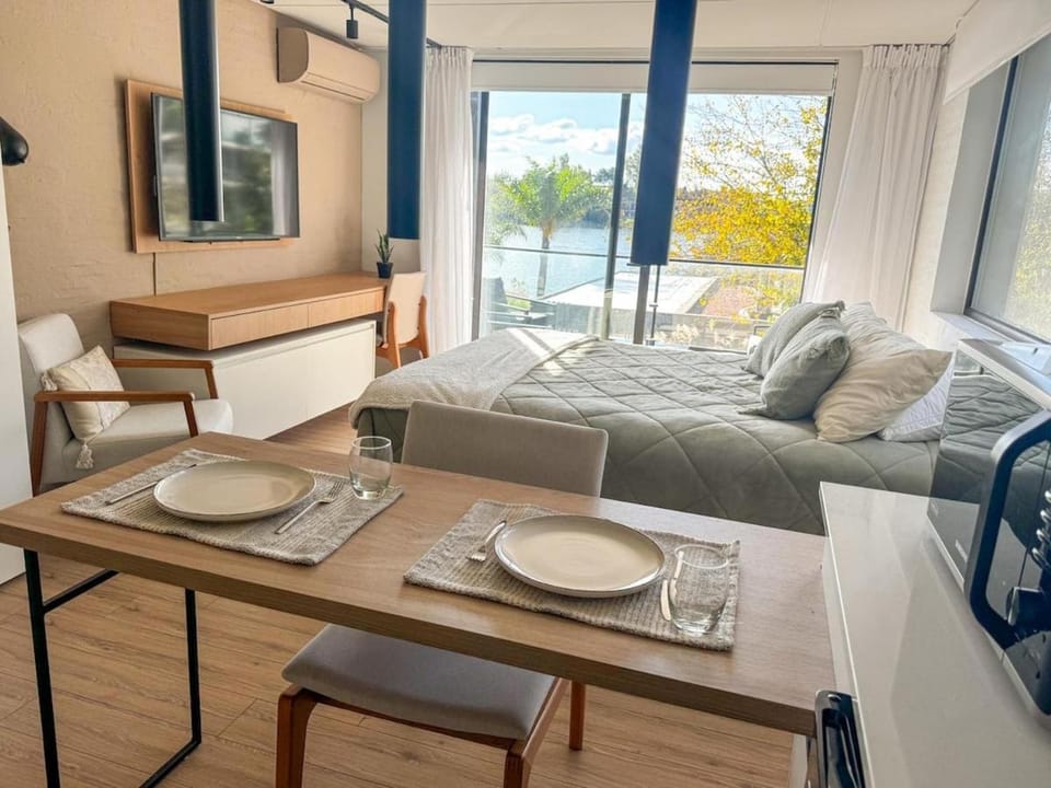 Lakefront Studio - Heated Pool & Gym 5 min airport Apartment in Ciudad de la Costa