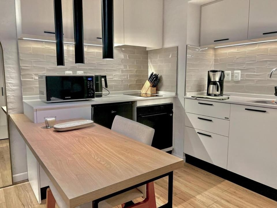 Lakefront Studio - Heated Pool & Gym 5 min airport Apartment in Ciudad de la Costa