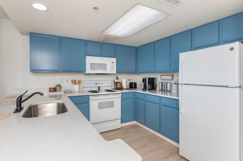 Coffee/tea facilities, Kitchen or kitchenette, microwave, stove