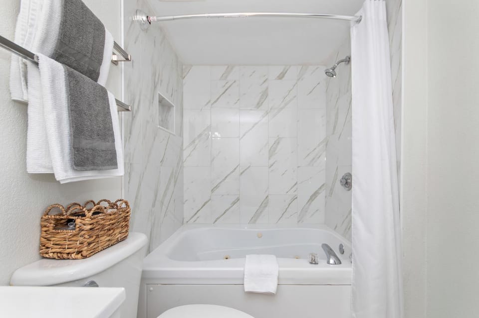 Hot Tub, Bathroom, Bath, towels