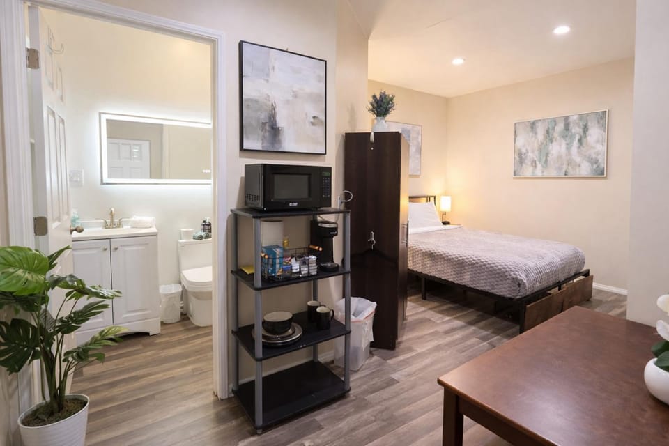 Toilet, Bed, Bathroom, TV and multimedia, Coffee/tea facilities, Kitchen or kitchenette, Seating area, Bedroom, furniture, internet, microwave