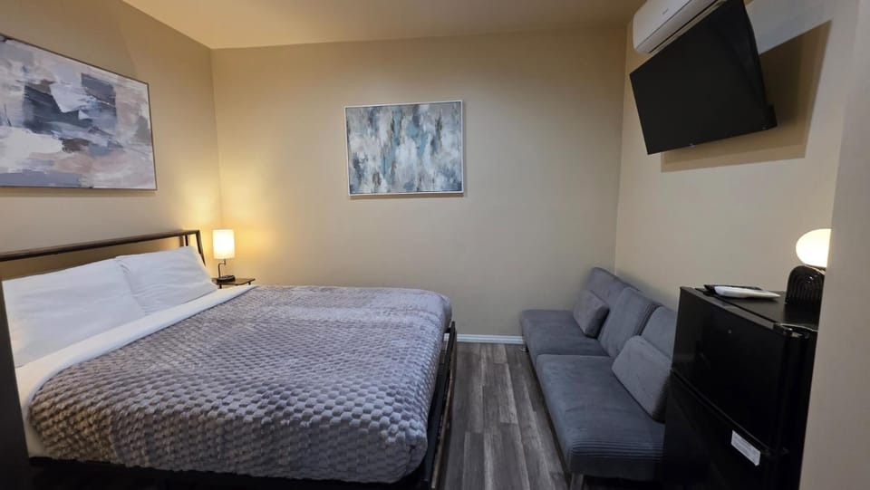Bed, TV and multimedia, Bedroom