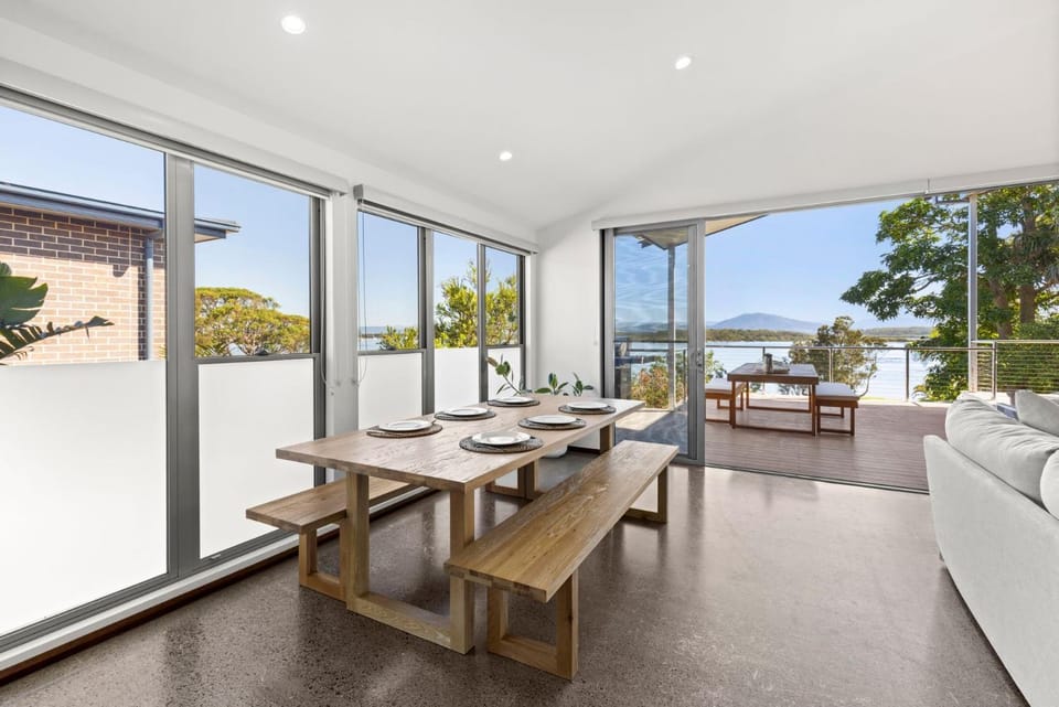 Pelican Retreat - Pet Friendly - Absolute Waterfront House in Culburra Beach