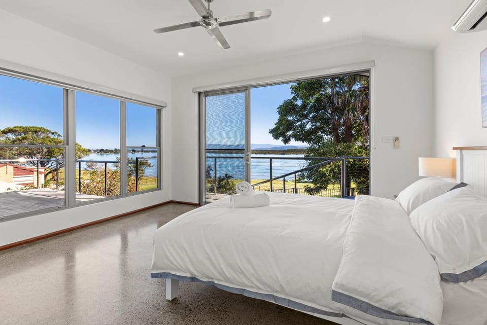 Pelican Retreat - Pet Friendly - Absolute Waterfront House in Culburra Beach