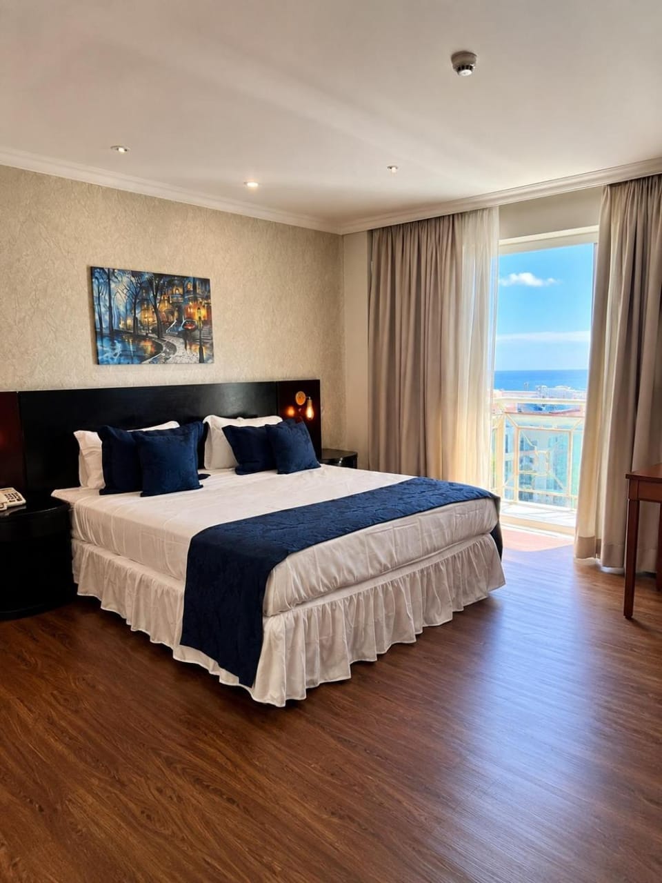 Bed, Natural landscape, Photo of the whole room, Bedroom