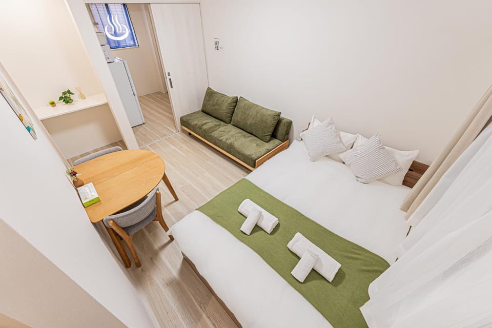 Bed, Living room, Photo of the whole room, Seating area, Bedroom, towels