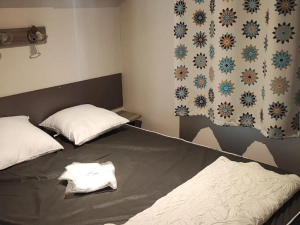 Mobil home avec clim - 6 pers. - API-1-52-2208 Campground/ 
RV Resort in Saint-Cyprien
