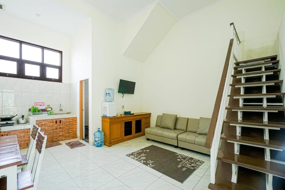 Urbanview Hotel Maulana Hills Syariah Bed and Breakfast in Lembang