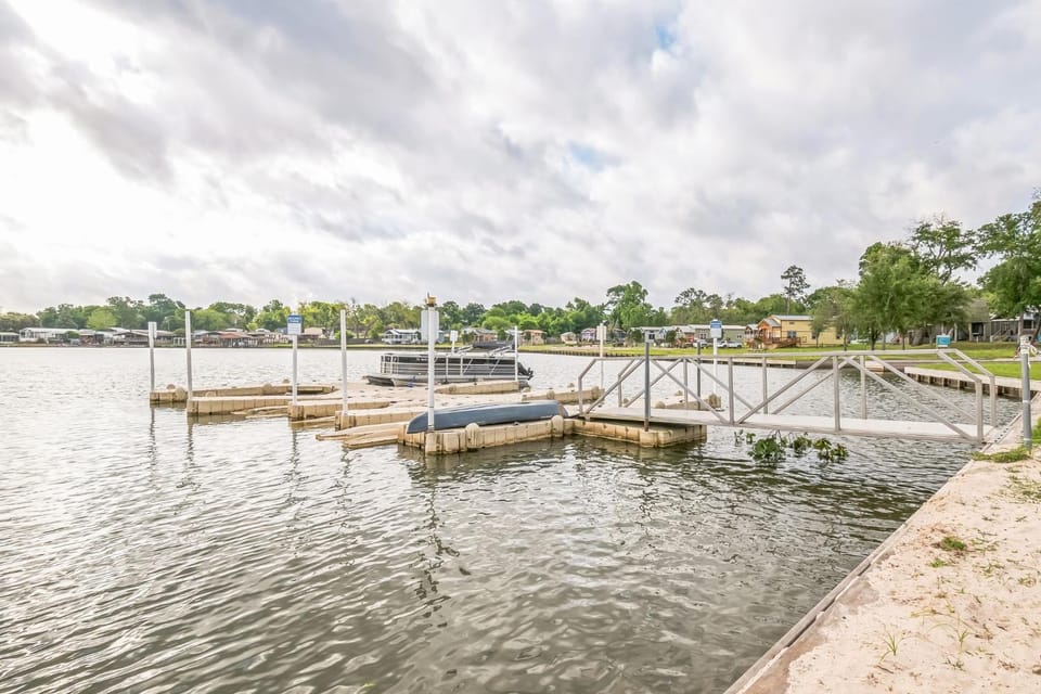 Water's Edge RV Resort on Lake Conroe Campground/ 
RV Resort in Lake Conroe
