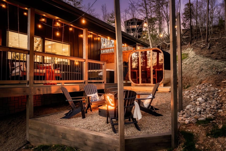 Falcon Crest- Romantic, Luxury Cabin, Hot tub, views and more! Cabin in Pigeon Forge