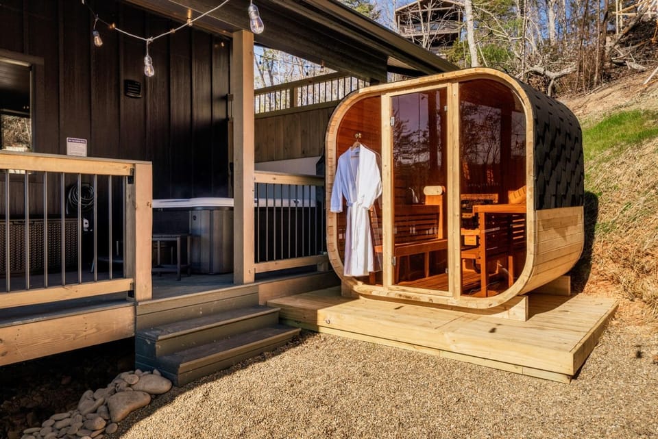 Falcon Crest- Romantic, Luxury Cabin, Hot tub, views and more! Cabin in Pigeon Forge
