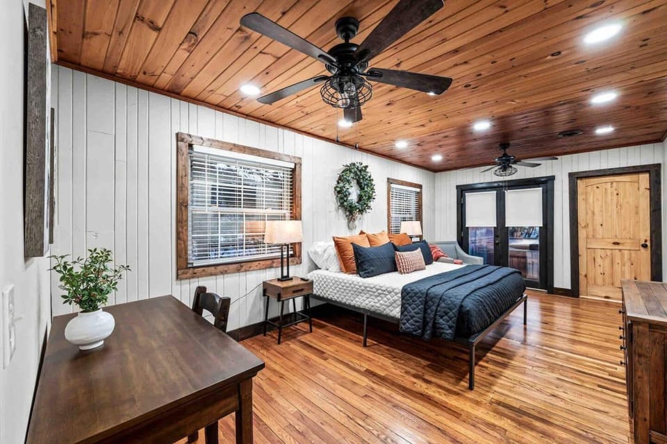 Bed, Photo of the whole room, Bedroom