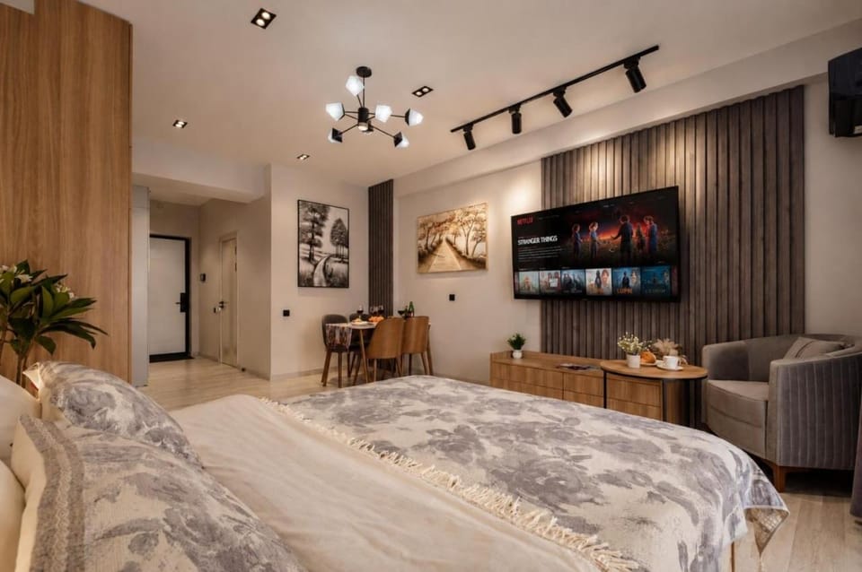 Bed, TV and multimedia, Photo of the whole room, Bedroom