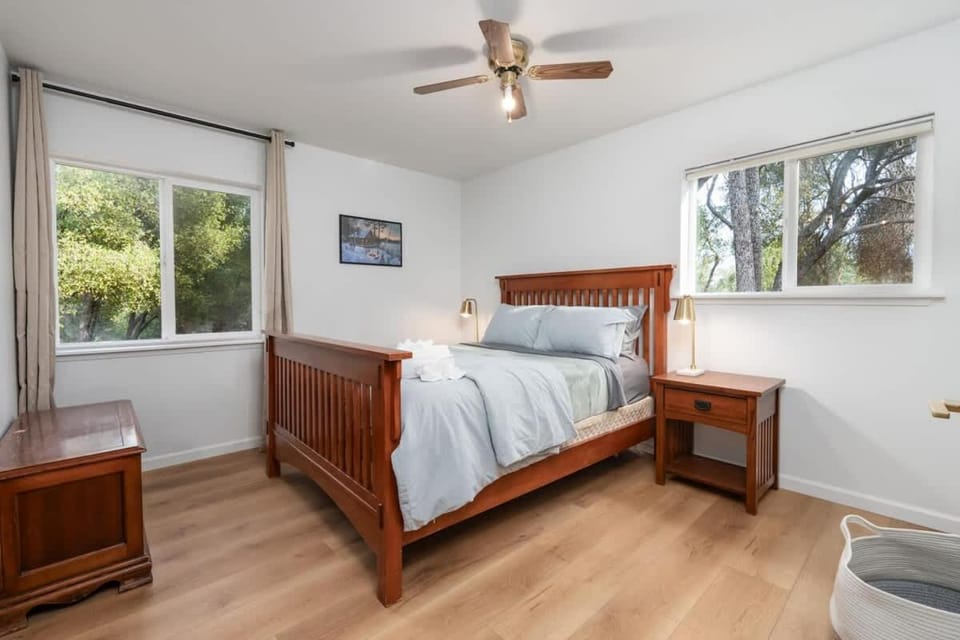 Yosemite Sunrise Retreats - 2 Homes, 4000 Sqft, Epic Family Reunion House in Bootjack