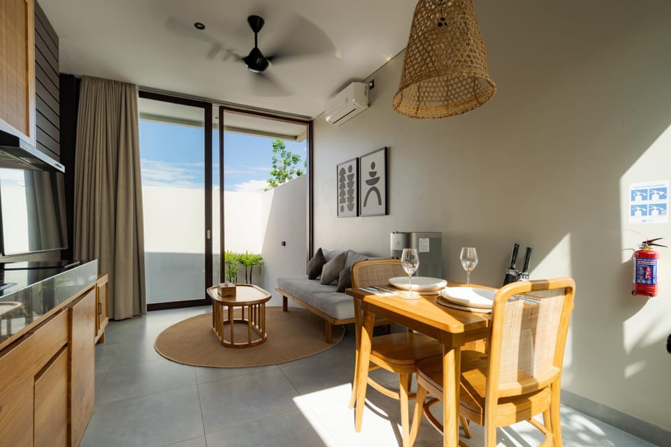 Communal lounge/ TV room, TV and multimedia, Living room, Dining area, Family
