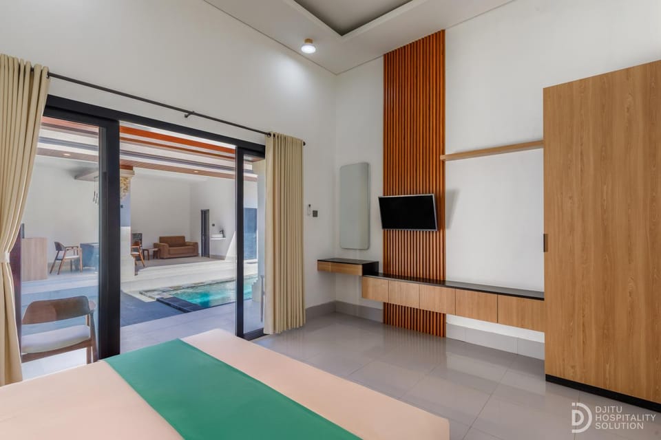 Bed, TV and multimedia, Bedroom