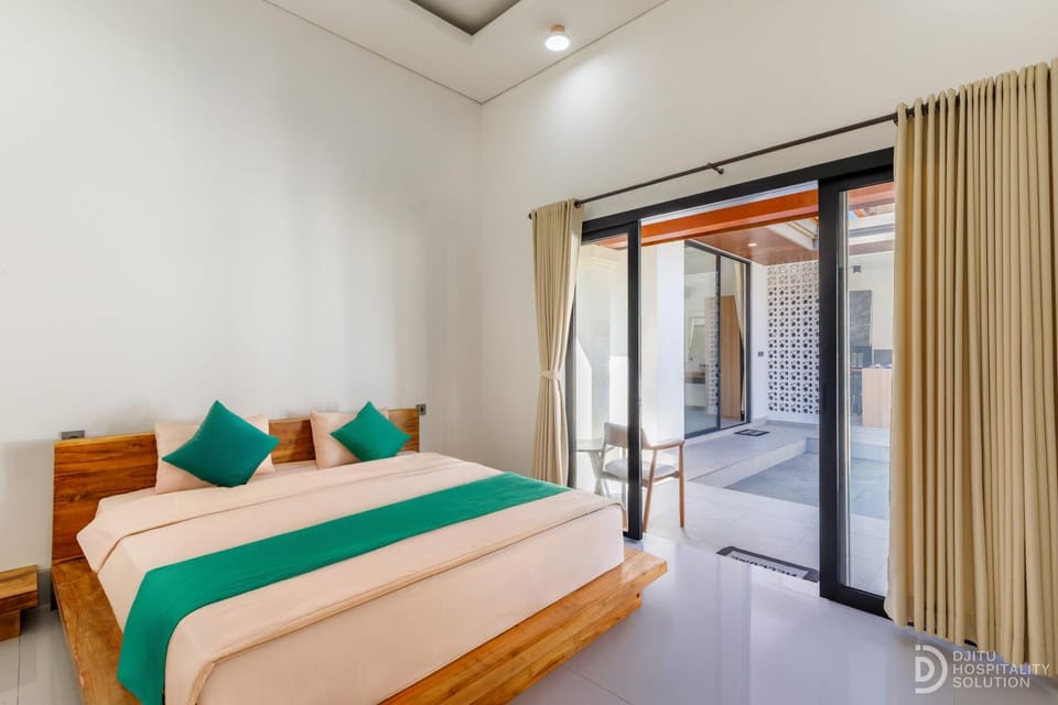 Bed, Seating area, Bedroom