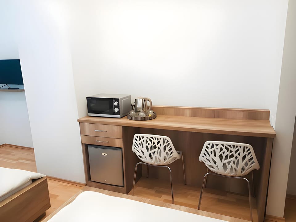 Bed, TV and multimedia, Kitchen or kitchenette, Photo of the whole room, Bedroom, hair dresser, minibar, oven