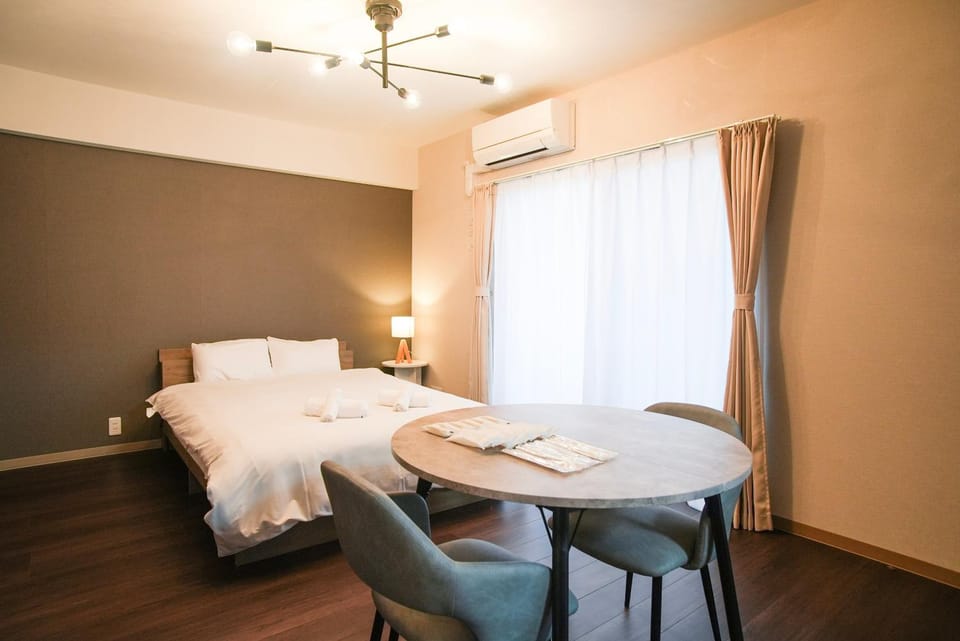 Bed, Dining area, Bedroom