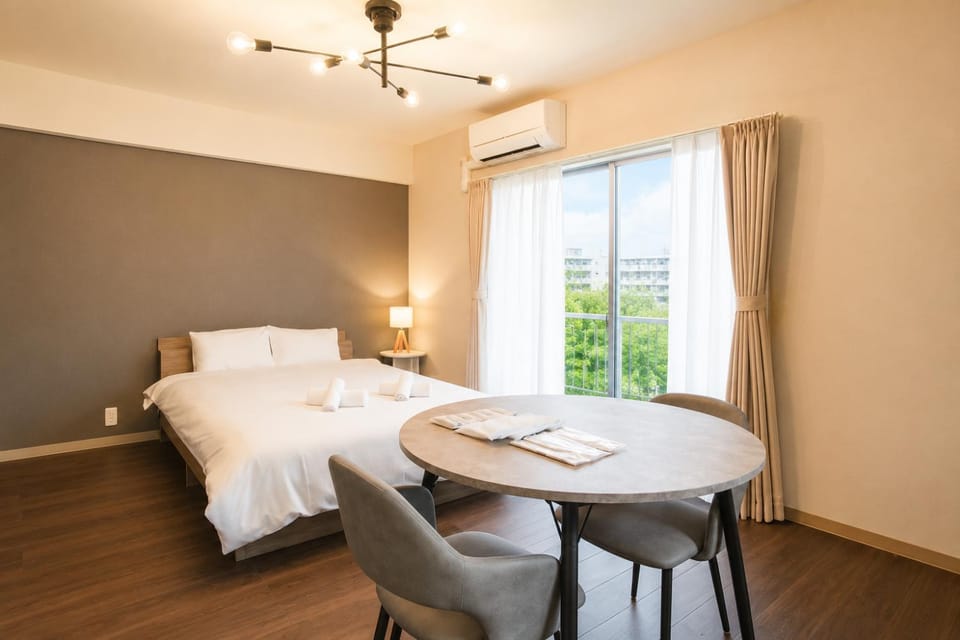 Bed, Dining area, Bedroom
